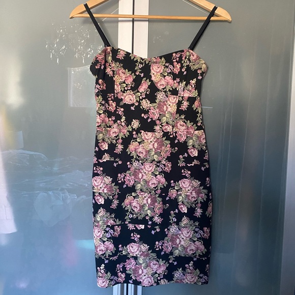 Aritzia Dresses & Skirts - Aritzia Talula bodycon floral dress